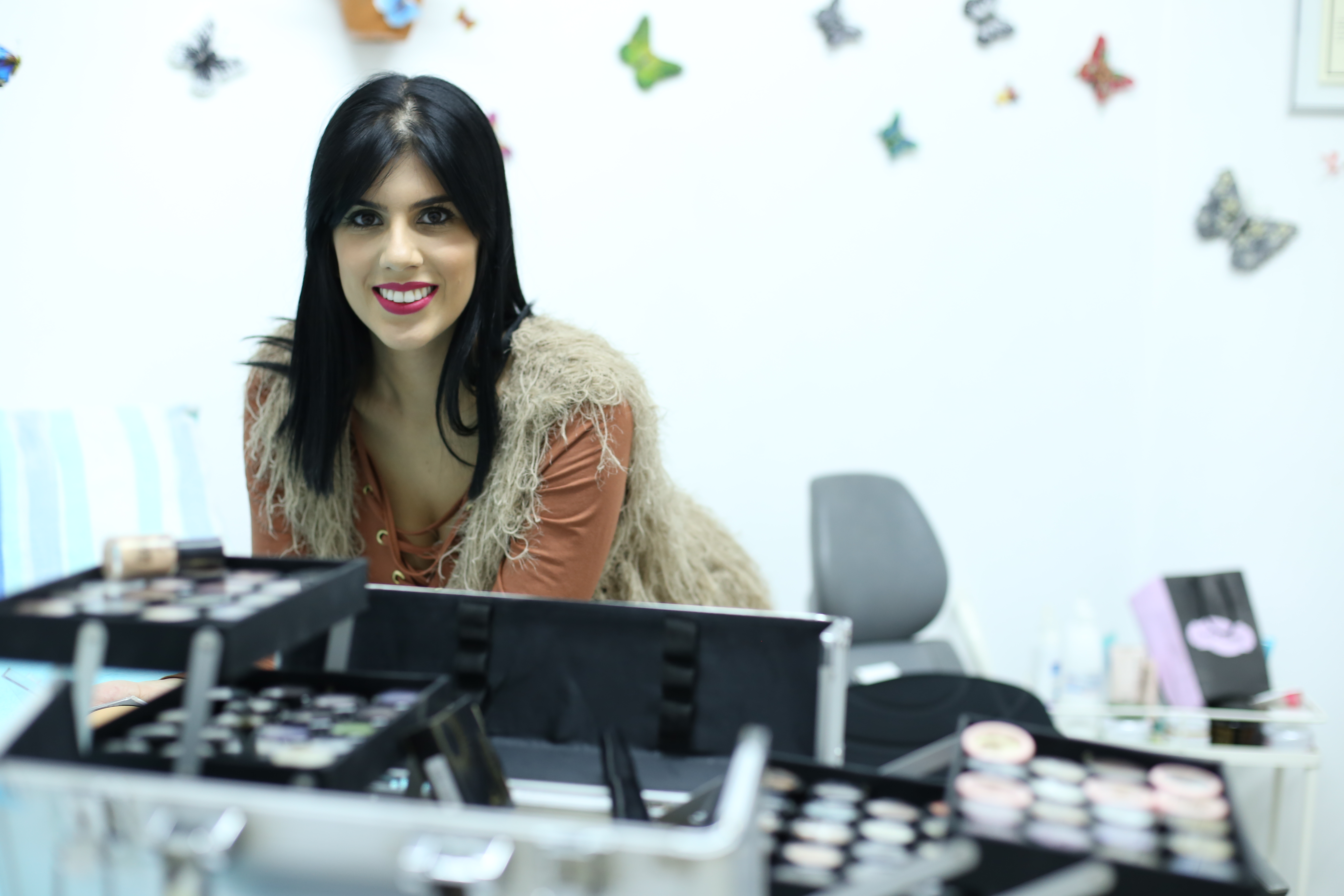 Apaixonada por maquiagens, Carolina Ferraciolli não fica um mês sem novidades